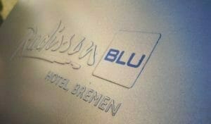Eine Prägung eines Logos auf einer Metalldose