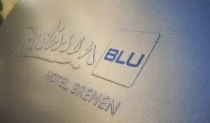 Eine Prägung eines Logos auf einer Metalldose